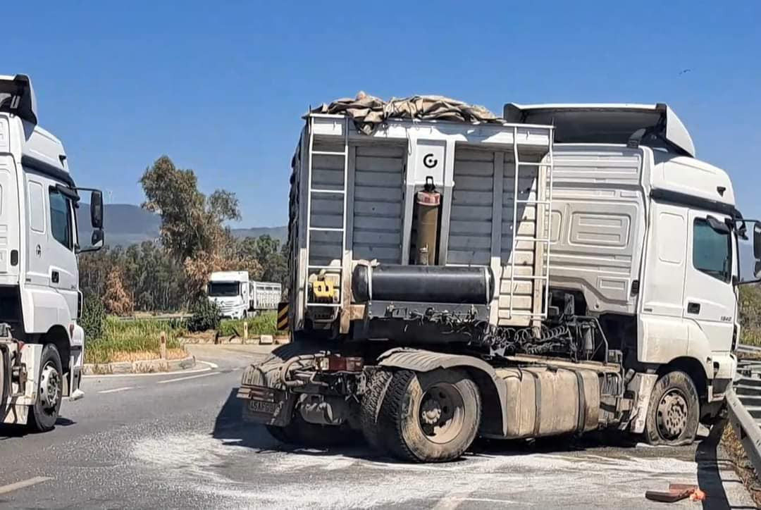 Söke'de tır karşı şeride geçti